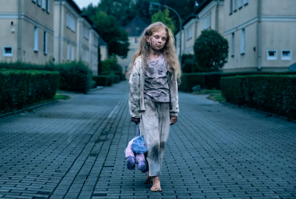 «Tatort»-Check: Wie schafft man es bei häuslicher Gewalt ins Frauenhaus?. Zoe (Tesla Tekin) hat einen Hausbrand im Garten überlebt. Nun läuft sie mit russgeschwärztem Gesicht durch Dortmund. Der Beginn eines «Tatorts» zum Thema häuslicher Missbrauch.