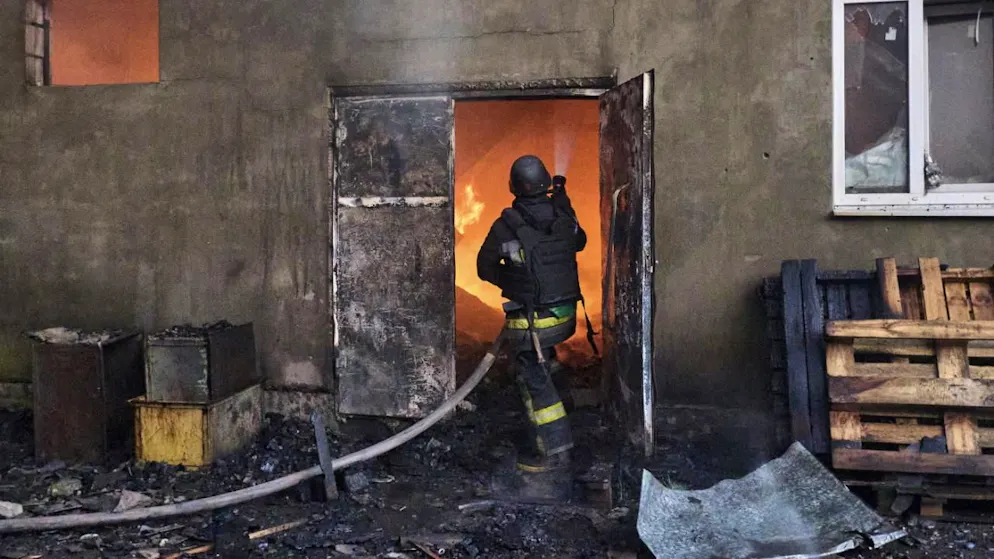 Un immeuble en flammes après une attaque de drones russes, en Ukraine. (Archive).
