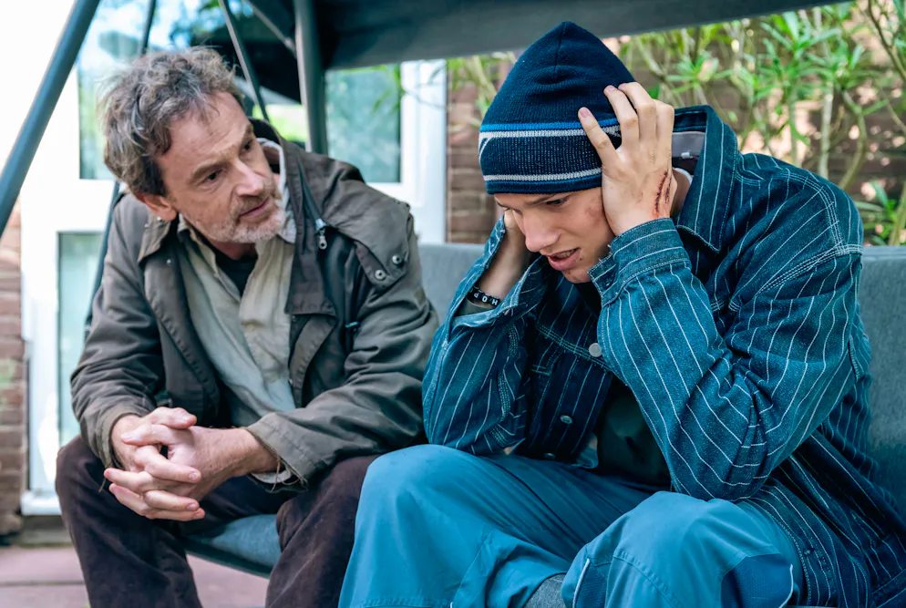 «Tatort»-Check: Wie schafft man es bei häuslicher Gewalt ins Frauenhaus?. Kommissar Peter Faber (Jörg Hartmann) versucht, Finn Gebken (Caspar Hoffmann, rechts) zum Reden zu bringen.