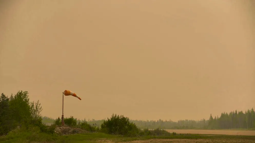 Smoke from the out-of-control wildfires fills the air at Norway House Airport. Photo: David Lipnowski/The Canadian Press/AP/dpa - ATTENTION: For editorial use only and only with full attribution to the above credit