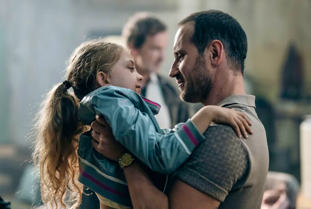 «Tatort»-Check: Wie schafft man es bei häuslicher Gewalt ins Frauenhaus?. Nach dem Tod ihrer Mutter wird Zoe Gebken (Tesla Tekin) von ihrem Vater Jens Hielscher (Sebastian Zimmler) abgeholt. Noch scheint ihre Beziehung intakt ...