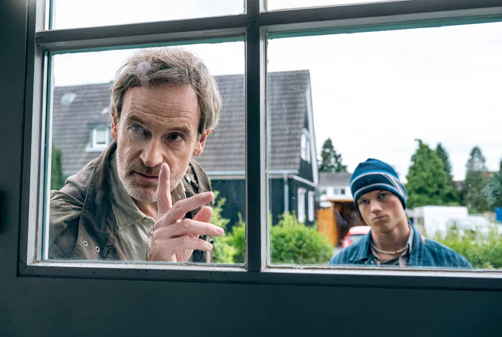 «Tatort»-Check: Wie schafft man es bei häuslicher Gewalt ins Frauenhaus?. Kommissar Peter Faber (Jörg Hartmann, links) muss im «Tatort: Feuer» den Fall einer misshandelten Frau aufklären, die bei einem Hausbrand ums Leben gekommen ist. Ihr Sohn Finn Gebken (Caspar Hoffman) wird vom Dortmunder Ermittler dazu verpflichtet, ihm zu helfen.
