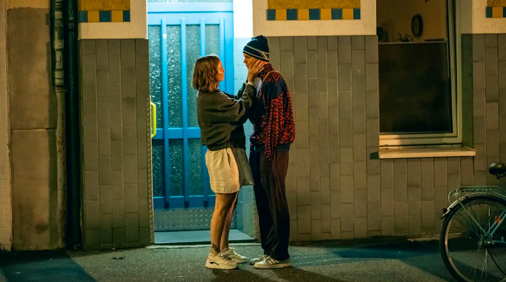«Tatort»-Check: Wie schafft man es bei häuslicher Gewalt ins Frauenhaus?. Meike Gebken (Nadja Becker) trifft sich nachts mit ihrem Sohn Finn (Caspar Hoffmann). Dafür hat sie sich heimlich aus dem Frauenhaus geschlichen ...
