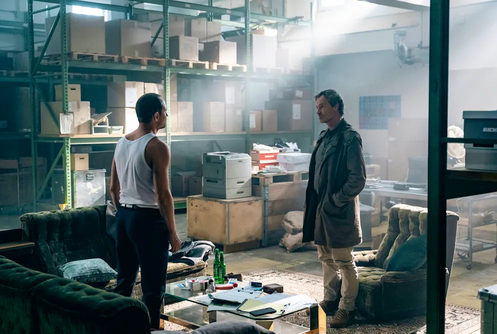 «Tatort»-Check: Wie schafft man es bei häuslicher Gewalt ins Frauenhaus?. Peter Faber (Jörg Hartmann, rechts) findet den Mann der Toten, Jens Hielscher (Sebastian Zimmler), der beruflich viel unterwegs ist. Vor allem auch nachts. Danach hat er wieder einmal in seiner Firma geschlafen.