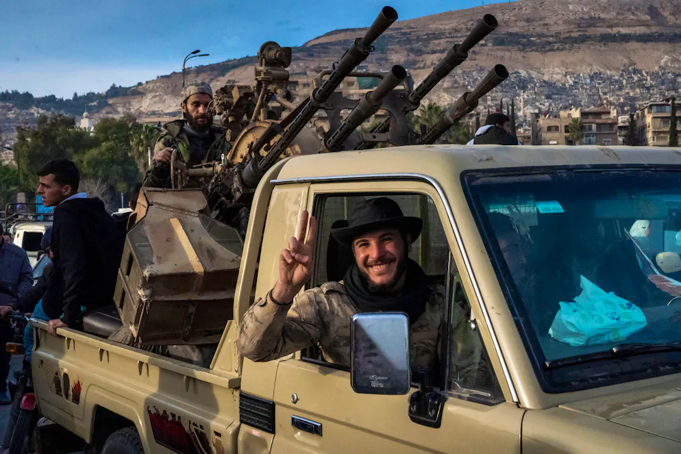 Des combattants rebelles sont présents sur la place des Omeyyades à Damas alors que la population s'est rassemblée pour célébrer la fin du régime de la famille Assad, qui a duré 54 ans. 10 décembre 2024. Damas, Syrie Copyright : xNaelxChahinex