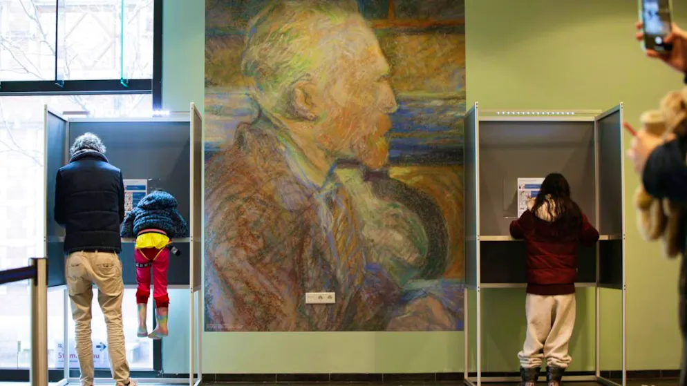 Gli olandesi torneranno alle urne a fine ottobre. Nella foto un seggio allestito al Museo Van Gogh ad Amsterdam nel 2021.