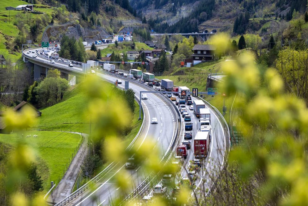 les longues files de véhicules ne disparaîtront probablement pas durant la nuit de vendredi à samedi, prévient Viasuisse dans un communiqué.