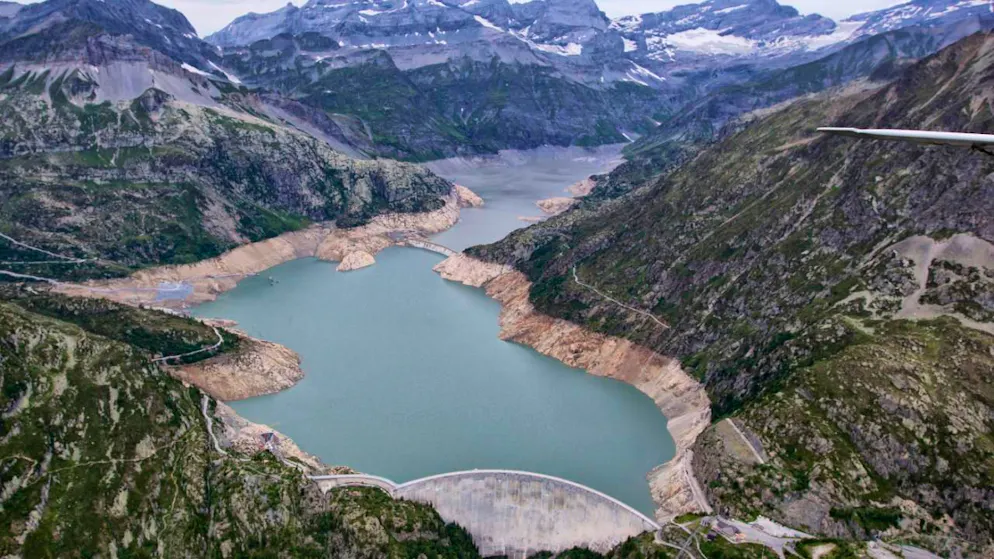 En 1972, la construction du barrage d'Emosson, en aval, a noyé le barrage de Barberine sous les eaux du lac d'Emosson. Il encore possible de voir l'ancien barrage lorsque le niveau du réservoir est bas (archives).