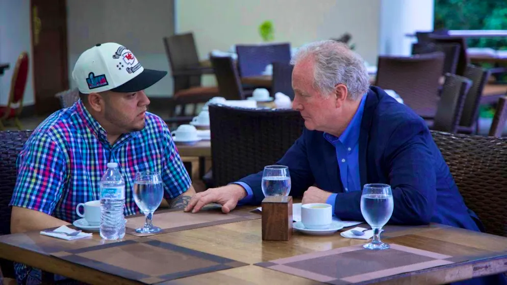 HANDOUT - In this photo released by Senator Van Hollen's press office, Hollen (r) speaks with Kilmar Abrego Garcia, a Salvadoran national who lived in Maryland and was deported to El Salvador by the Trump administration, at a hotel restaurant. Photo: Uncredited/Press Office Senator Van Hollen/AP/dpa/Archive