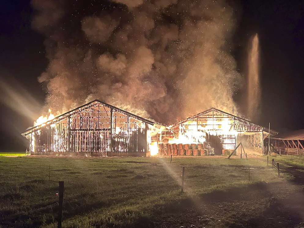 Le hangar a été entièrement détruit par le feu. 