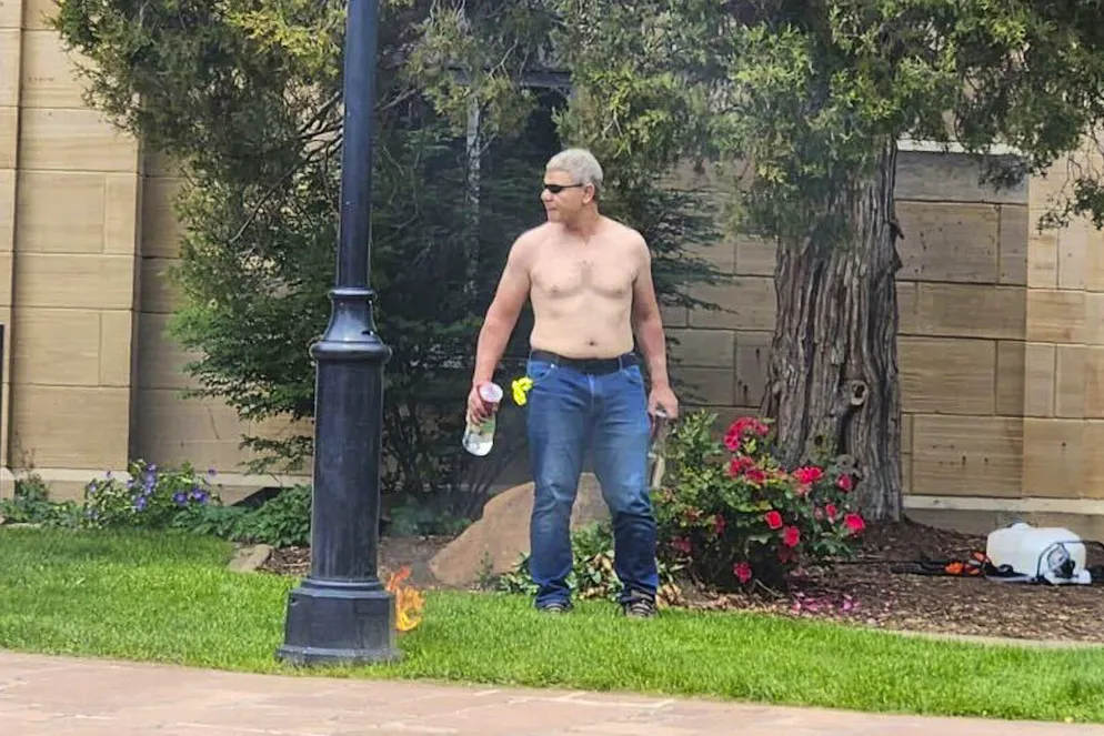 Sur cette photo prise le 1er juin 2025 et fournie par Lisa Turnquist, on voit Mohamed Sabry Soliman, suspect dans l'attaque de Boulder, dans le Colorado, alors qu'il lançait une attaque violente contre des manifestants dans un centre commercial en plein air, dimanche 1er juin 2025, à Boulder, dans le Colorado. (Lisa Turnquist via AP)