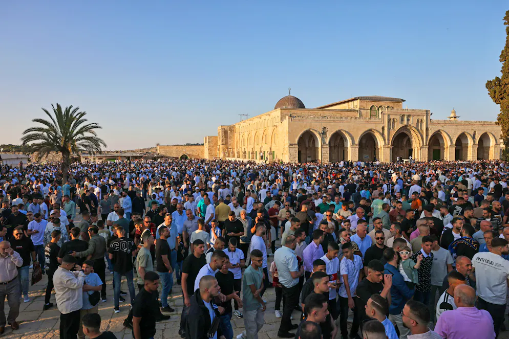 Des musulmans se rassemblent dans l'enceinte de la mosquée Al-Aqsa lors du premier jour de la fête de l'Aïd al-Adha, qui marque la fin du pèlerinage à La Mecque, dans la vieille ville de Jérusalem, le 6 juin 2025. (Photo par AHMAD GHARABLI / AFP)