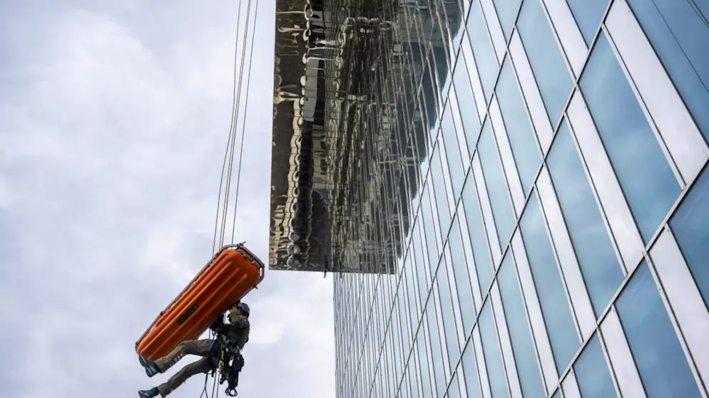 Une compétition internationale consacrée aux techniques de sauvetage sur corde se déroule à Genève. Une des épreuves consiste à descendre en rappel un blessé depuis le sommet de la tour de la RTS.