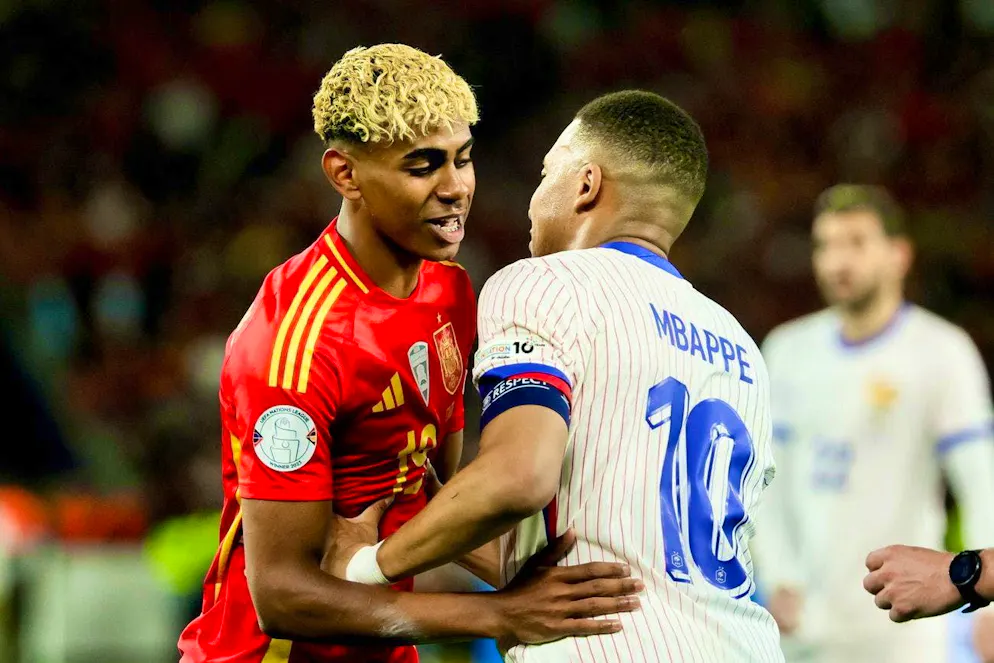 Lamine Yamal wins the duel against Kylian Mbappé.