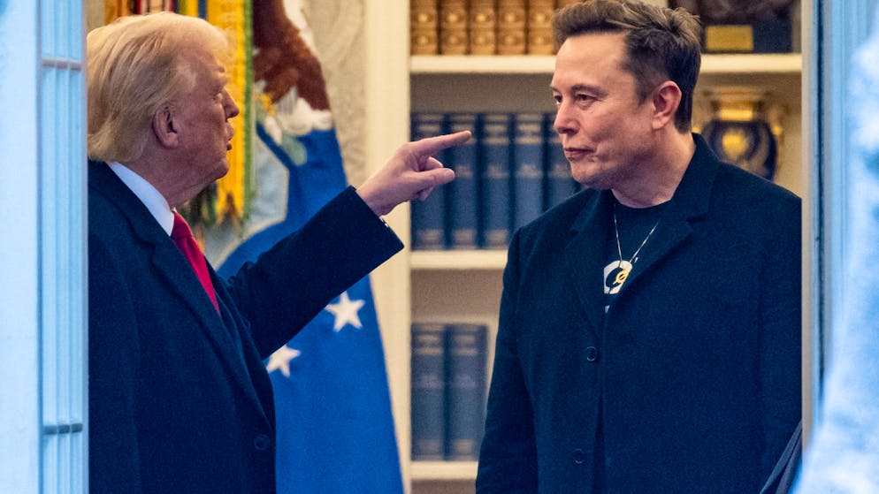 «Holt das Popcorn raus». Musk und Trump kämpfen schmutzig und ohne Bandagen