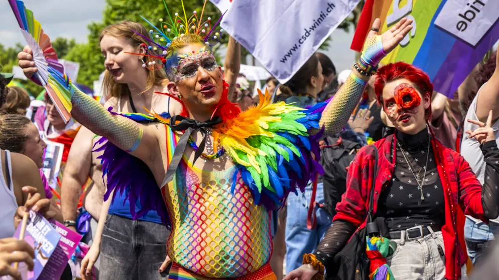 La grande Marche romande des fiertés a rassemblé des milliers de personnes samedi après-midi à Genève. Dans une ambiance festive, l'association Geneva Pride a mis en garde contre les menaces sur la santé des personnes LGBTQIA+.