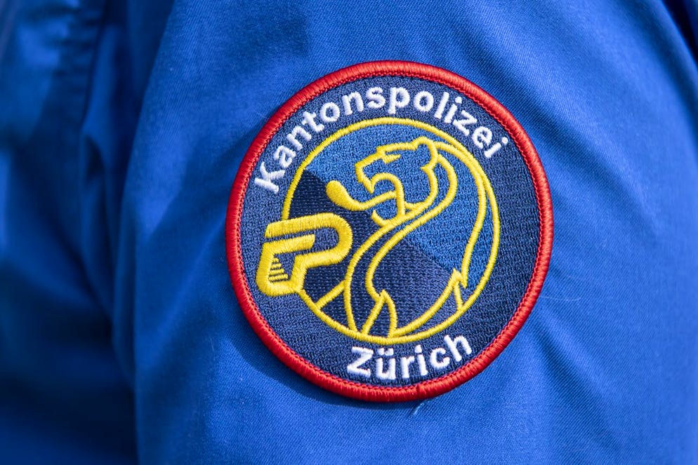 Nach einer Verfolgungsjagd auf der A1 hat die Zürcher Polizei bei Weiningen einen 17-jährigen Deutschen und eine 22-jährige Italienerin festgenommen.