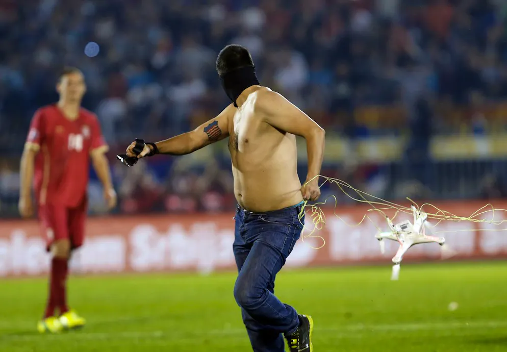 Tirana si prepara alla partita fra nazionali più pericolosa d'Europa. Un tifoso serbo lascia il campo con il drone. 