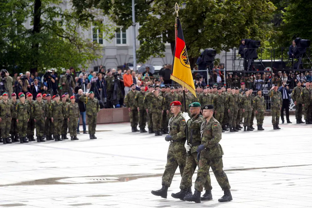Profondément pacifiste depuis les horreurs du nazisme, l'Allemagne a longtemps négligé sa défense, s'en remettant à la puissance américaine au sein de l'Otan, une protection devenue désormais incertaine sous l'administration de Donald Trump (archives).