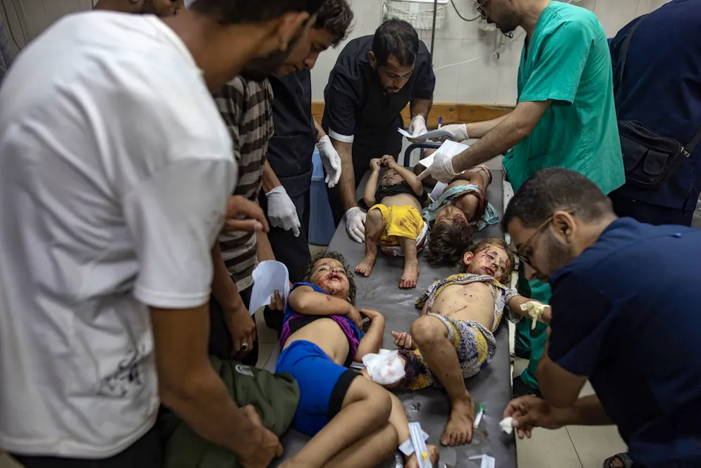 Des enfants palestiniens blessés sont soignés à l'hôpital Nasser après des frappes aériennes israéliennes près des tentes de personnes déplacées à l'ouest de Khan Yunis (archives).
