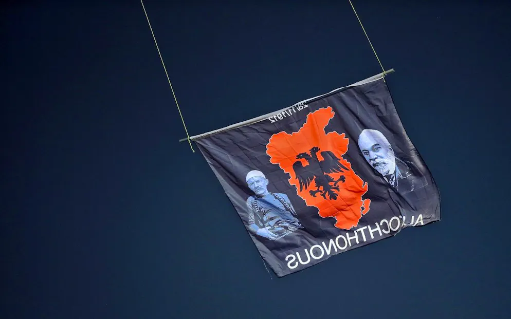 Tirana si prepara alla partita fra nazionali più pericolosa d'Europa. La bandiera mostra la cosiddetta «Grande Albania».