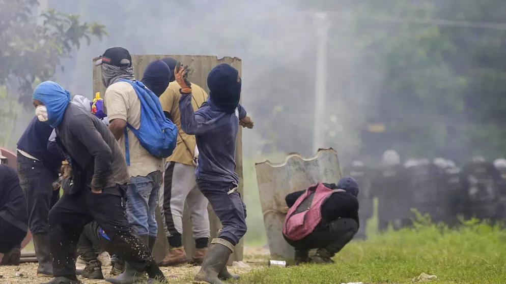 Des manifestants qui protestent contre la nouvelle loi sur la sécurité sociale, font face aux forces de l'ordre.