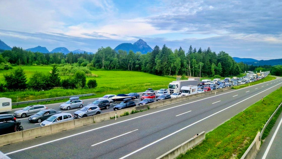 50 kilometers of queuing traffic and gridlock near Salzburg +++ Only 16 ...