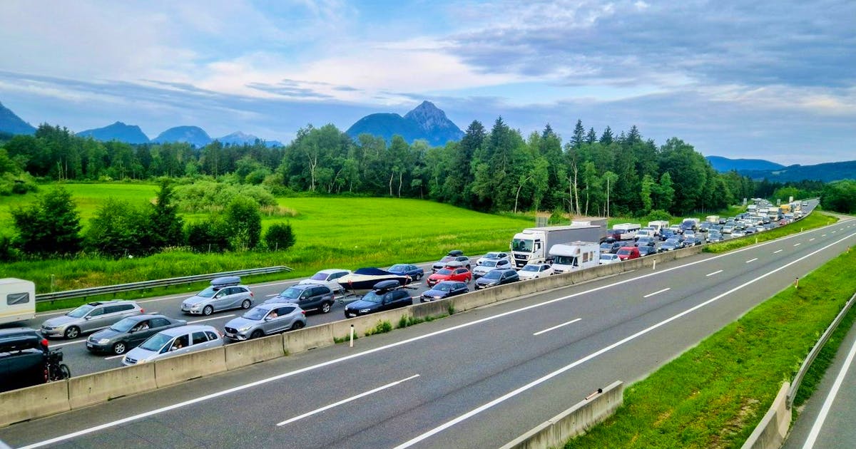 50 kilometers of queuing traffic and gridlock near Salzburg +++ Only 16 ...