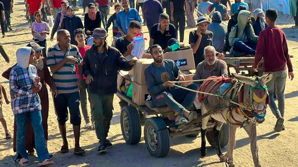 ARCHIVE - Palestinians seeking aid gather near an aid distribution center of the US-backed Gaza Humanitarian Foundation (GHF) in Rafah in the southern Gaza Strip. Photo: Abdullah Abu Al-Khair/APA Images via ZUMA Press Wire/dpa/Archive