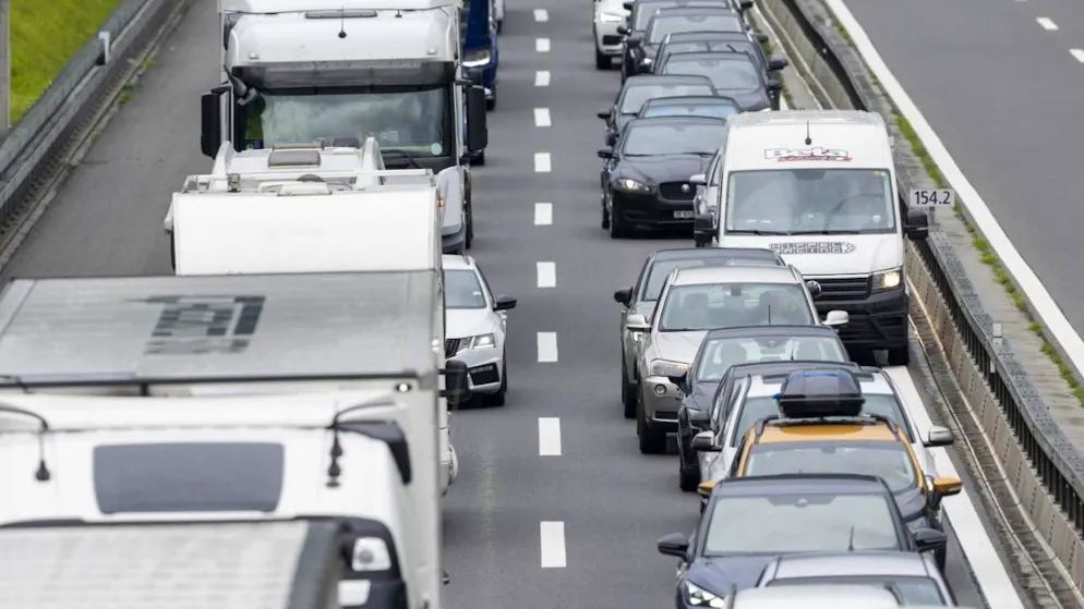 Pour se rendre dans le sud à la Pentecôte, il faut s'armer de patience devant le tunnel routier du Gothard. (photo d'archives)