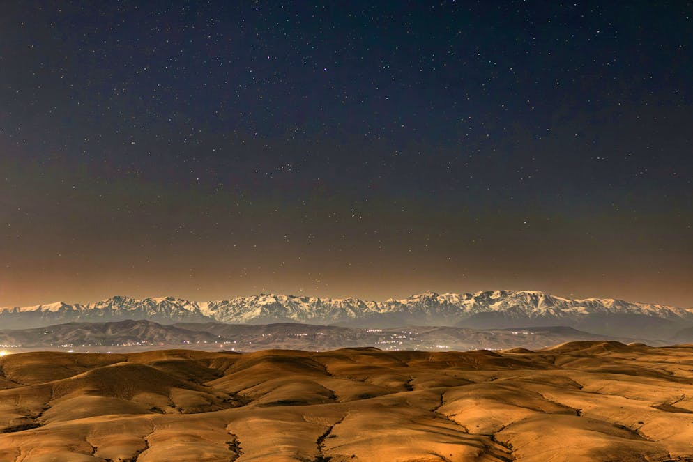 In Marocco è possibile riconoscere le stelle che brillano tra il deserto e le montagne dell'Atlante. 