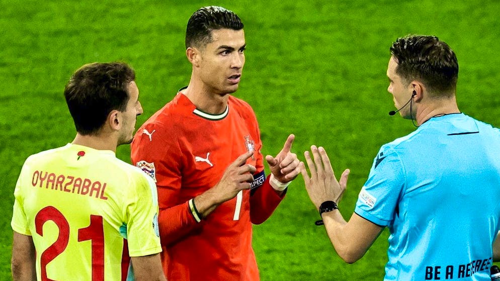Hành động gây tranh cãi của Ronaldo ngày Bồ Đào Nha vô địch 1 Nations League final in the ticker: Ronaldo can equalize for Portugal |  blue News