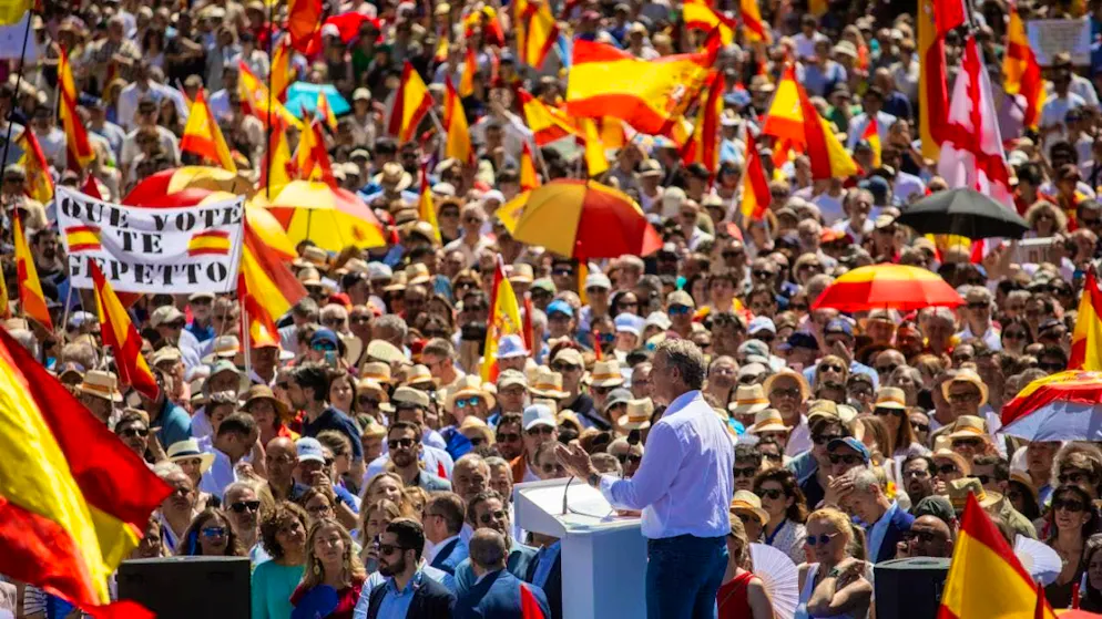 dpatopbilder - The leader of the Partido Popular, Alberto Núñez Feijóo, speaks during the PP rally under the slogan "Mafia or Democracy" in the Plaza de España. Photo: Fernando Sánchez/EUROPA PRESS/dpa