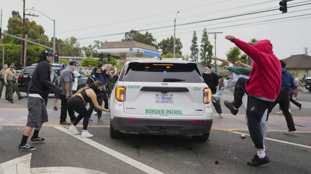 Des manifestants s'en prennent à une voiture des douanes.