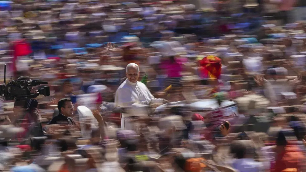 Le pape Léon XIV célèbre dimanche la Pentecôte. Photo: une semaine plus tôt, le pape en papamobile   sur la place Saint-Pierre pour célébrer une messe en faveur du Jubilé des familles.