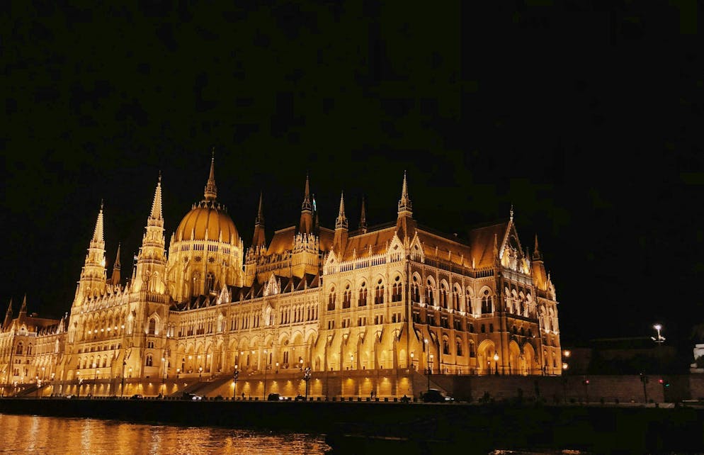 Il palazzo del Parlamento di Budapest di notte. 
