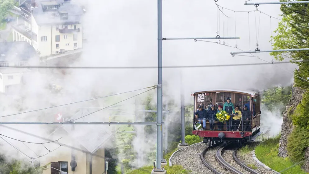 Le chemin de fer Arth-Rigi écrit l'histoire depuis 150 ans - Gallery. Voiture-nostalgie à vapeur pour le 150e.