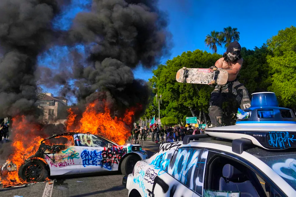 Protests L.A.. Several cars were set on fire.