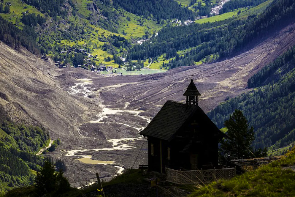 Une chapelle se détache sur l'énorme avalanche provoquée par l'effondrement du glacier Birch.