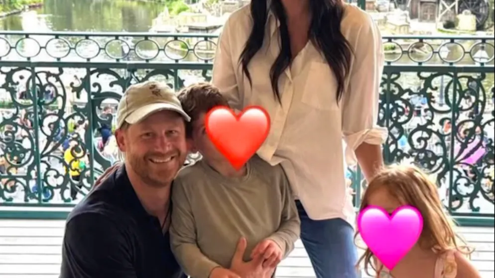 Enfants ajoutés par IA ?. Harry et Meghan à Disneyland: un cliché suspect réveille les complotistes