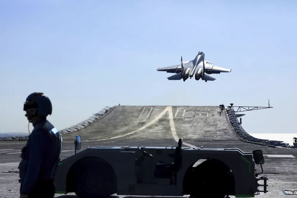 Sur cette photo non datée publiée le 31 décembre 2021 par l'agence de presse Xinhua, un avion de combat J-15 basé sur un porte-avions décolle du porte-avions Liaoning de la marine chinoise lors d'un exercice de combat en haute mer dans les eaux de la mer Jaune, de la mer de l'Est et du Pacifique occidental.