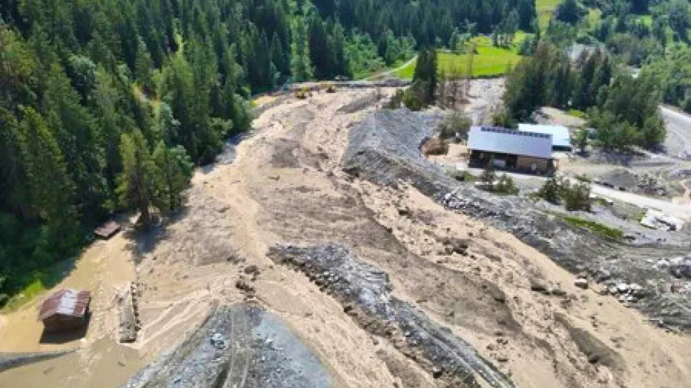 Several tens of thousands of cubic meters of debris have been deposited along the alluvial cone in the upper Val de Bagnes in Valais.