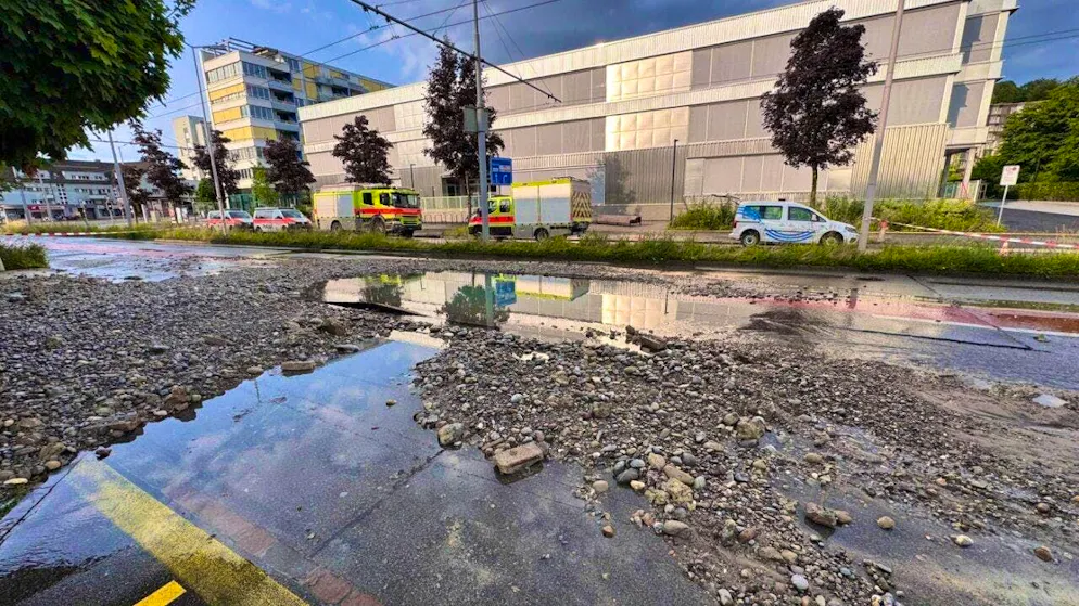 A burst water pipe in Zurich-Oerlikon caused flooded streets and houses on Sunday.