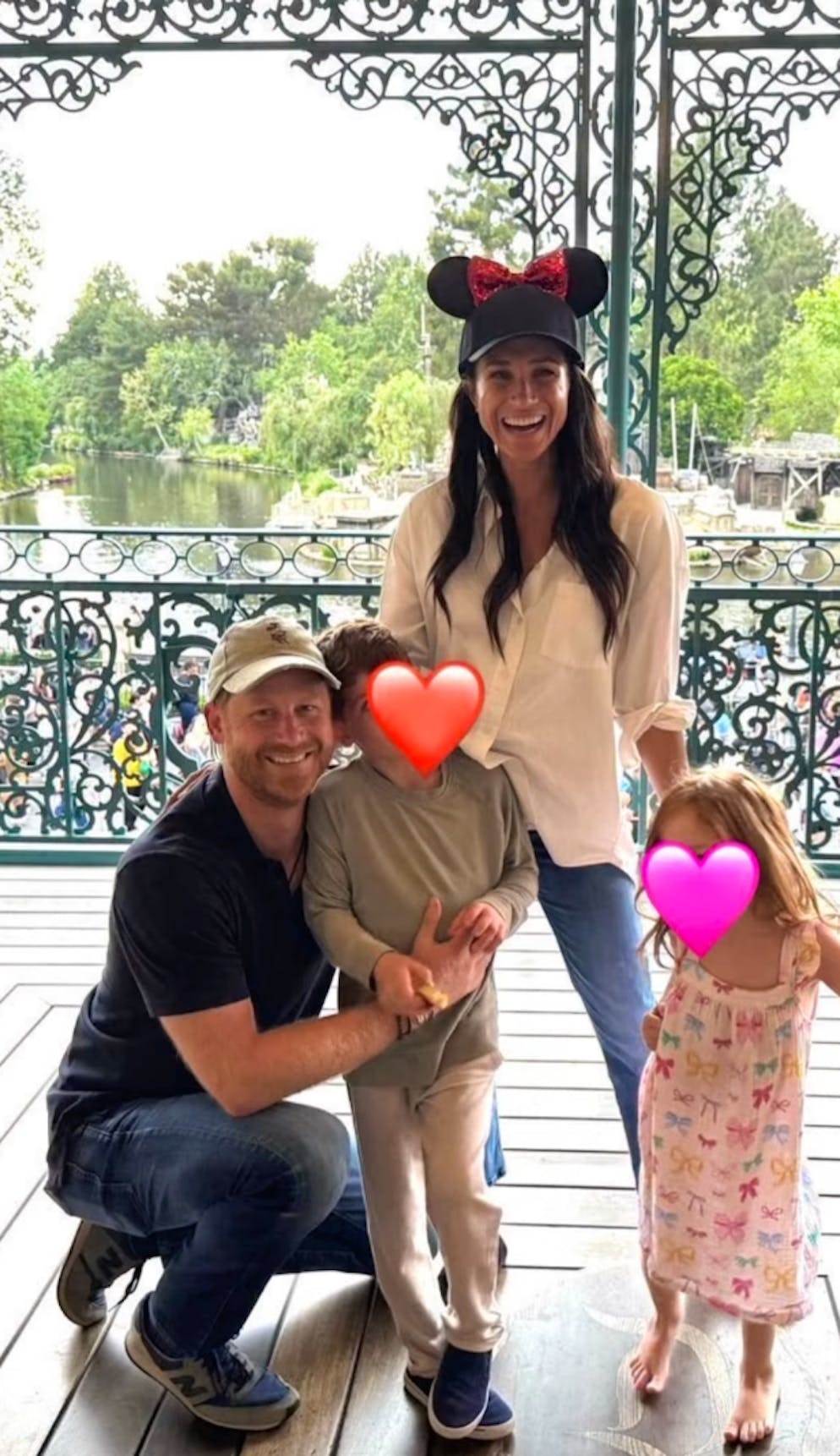 Sur ce cliché, les complotistes pensent notamment que les enfants ont été rajoutés grâce à l'intelligence artificielle. Ils se basent sur le sol, qui semble suspect autour des pieds de Lilibet. Mais aussi sur les vêtements des enfants: alors que la petite fille est vêtue comme en plein été, son frère porte des vêtements chauds. La main de Lilibeth semble en outre curieusement placée aux amateurs de la théorie du complot.   