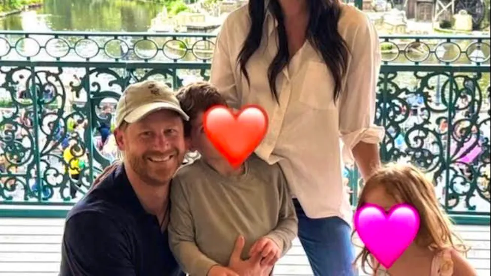 Bambini aggiunti con l'IA?. Harry e Meghan a Disneyland: una foto sospetta risveglia i complottisti