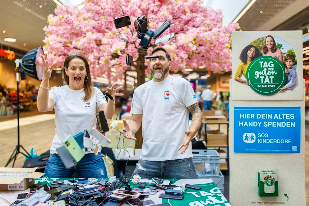 Michèle e Manu Burkart hanno accettato i telefoni cellulari presso la filiale Coop di Winterthur in occasione della Giornata delle buone azioni.