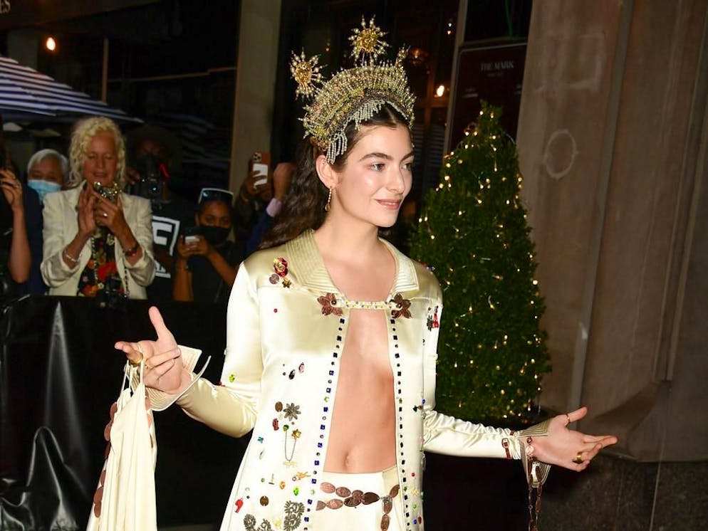 Lorde a répondu aux spéculations selon lesquelles elle donnerait un concert secret au festival de Glastonbury cette année.