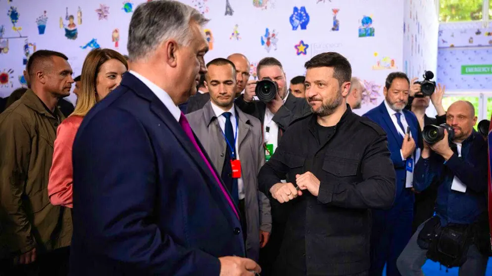 Hungarian Prime Minister Viktor Orban (l) talks with Ukrainian President Volodymyr Zelensky at the start of a summit at which the heads of state and government of 47 European countries and organizations are discussing security, defence and democratic standards. Photo: Leon Neal/Getty Pool/AP/dpa