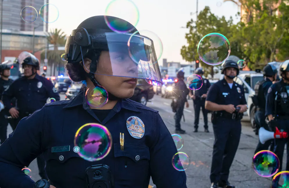 Des policiers en tenue anti-émeute dégagent les rues lors d'une manifestation à la suite d'opérations fédérales sur l'immigration à Los Angeles, le 9 juin 2025.