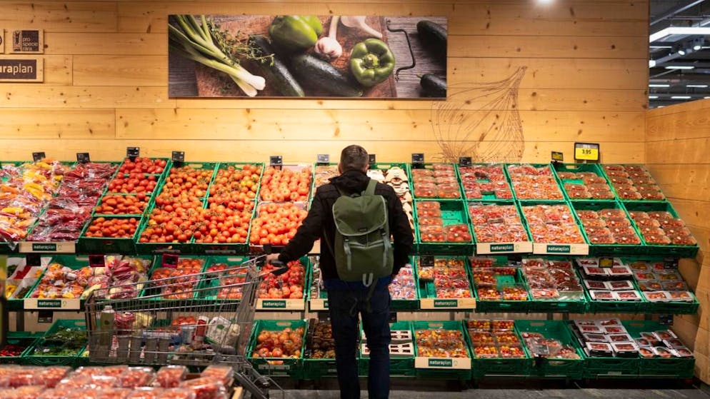 Selon l'association Marchés Equitables Suisse, les fournisseurs de légumes, fruits ou baies devront à l’avenir reverser une partie de leur chiffre d’affaires à Coop sous forme de "bonus" (image symbolique).